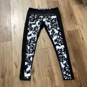 Zella Black and White Floral Leggings Size Large